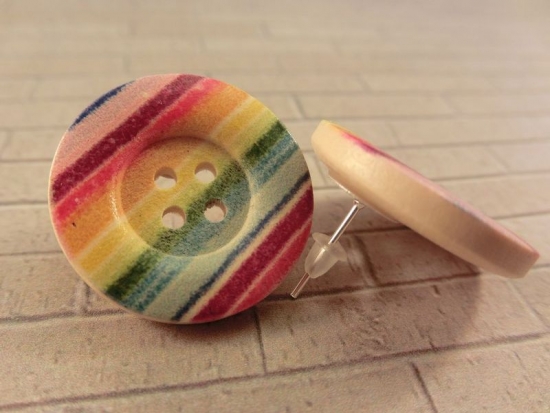 Preview: Regenbogen Streifen Holzknopf Ohrstecker Button